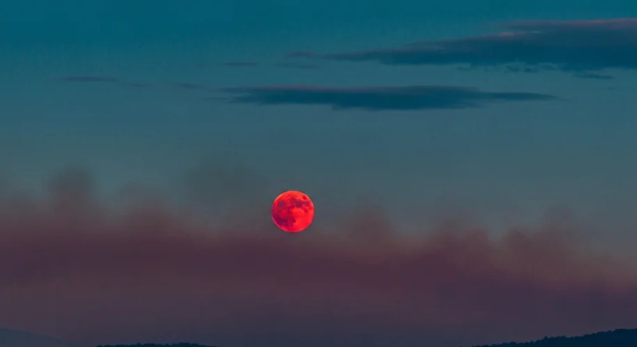 Red Moon Explained: Wildfire Smoke's Effect on Moonlight